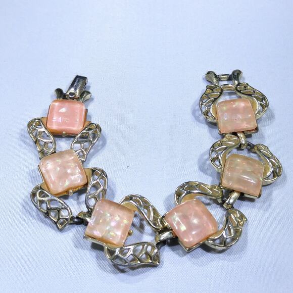 Vintage Coro Lucite Confetti Bracelet, Pink Lucite & Gold Tone Metal, 1950s - Picture 3 of 10